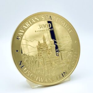 1 Kilo Gold Bayern Thaler vor weißem Hintergrund, Motiv Neuschwanstein, Jahrgang 2026