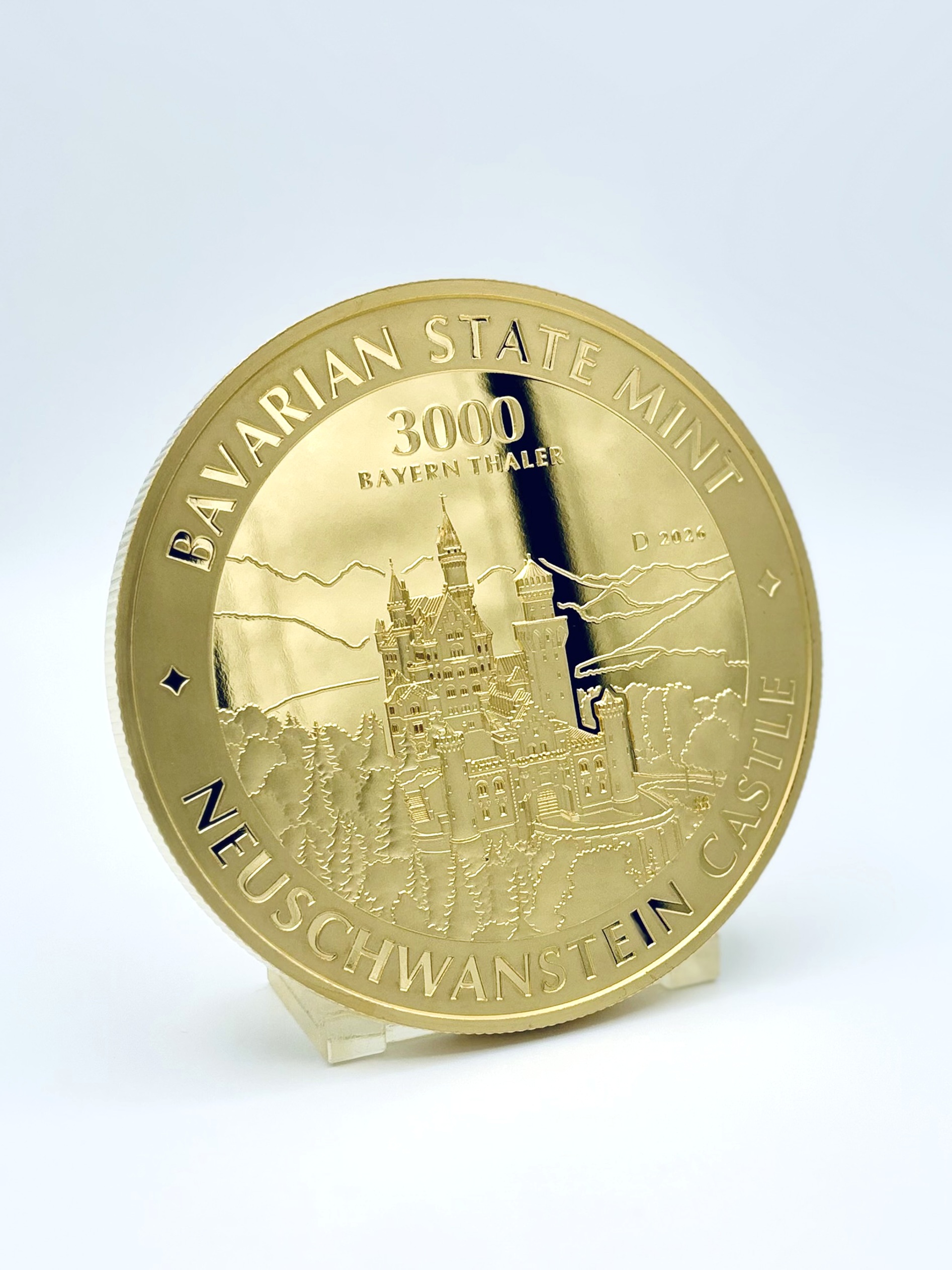1 Kilo Gold Bayern Thaler vor weißem Hintergrund, Motiv Neuschwanstein, Jahrgang 2026