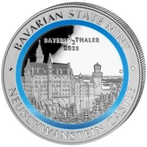 1/2 Bayern Thaler in Silber mit Motiv Neuschwanstein und blauem Polymerring vor weißem Hintergrund.