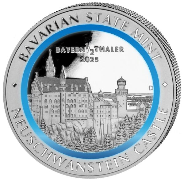 1/2 Bayern Thaler in Silber mit Motiv Neuschwanstein und blauem Polymerring vor weißem Hintergrund.