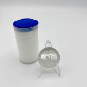 1 Bayern Thaler in Silber mit Motiv Neuschwanstein, daneben ein Plastik Tube mit blauem Deckel gefüllt mit Bayern Thalern. Vor weißem Hintergrund.