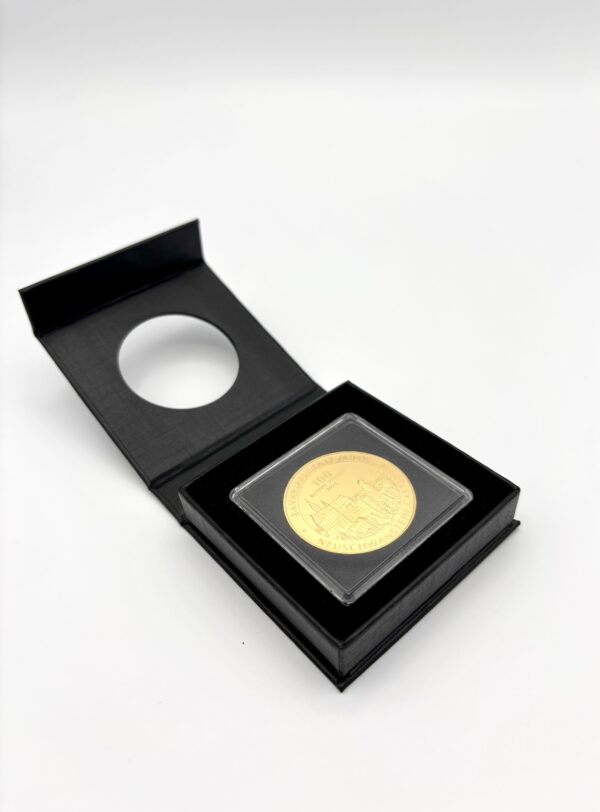 Schwarzes Etui Quadro vor weißem Hintergrund. Mit Sichtfenster. Geöffnet, befüllt mit einem Gold Bayern Thaler.