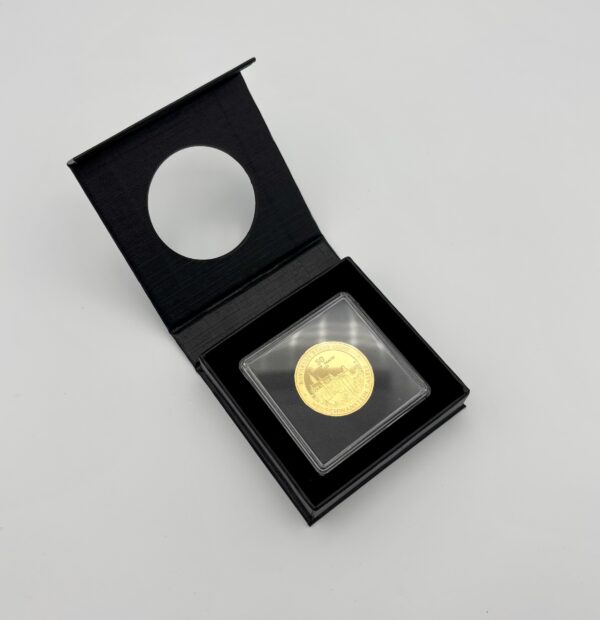 "50 Bayern Thaler" in Gold in schwarzen Airbox Etui vor weißem Hintergrund