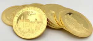 10 Stück Bayern Thaler 1 Unze Gold auf weißem Hintergrund