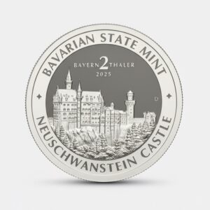 2 Bayern Thaler in Silber, High Relief, Motiv Schloss Neuschwanstein. Vor weiß-grauem Hintergrund.