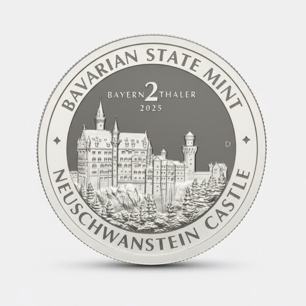 2 Bayern Thaler in Silber, High Relief, Motiv Schloss Neuschwanstein. Vor weiß-grauem Hintergrund.