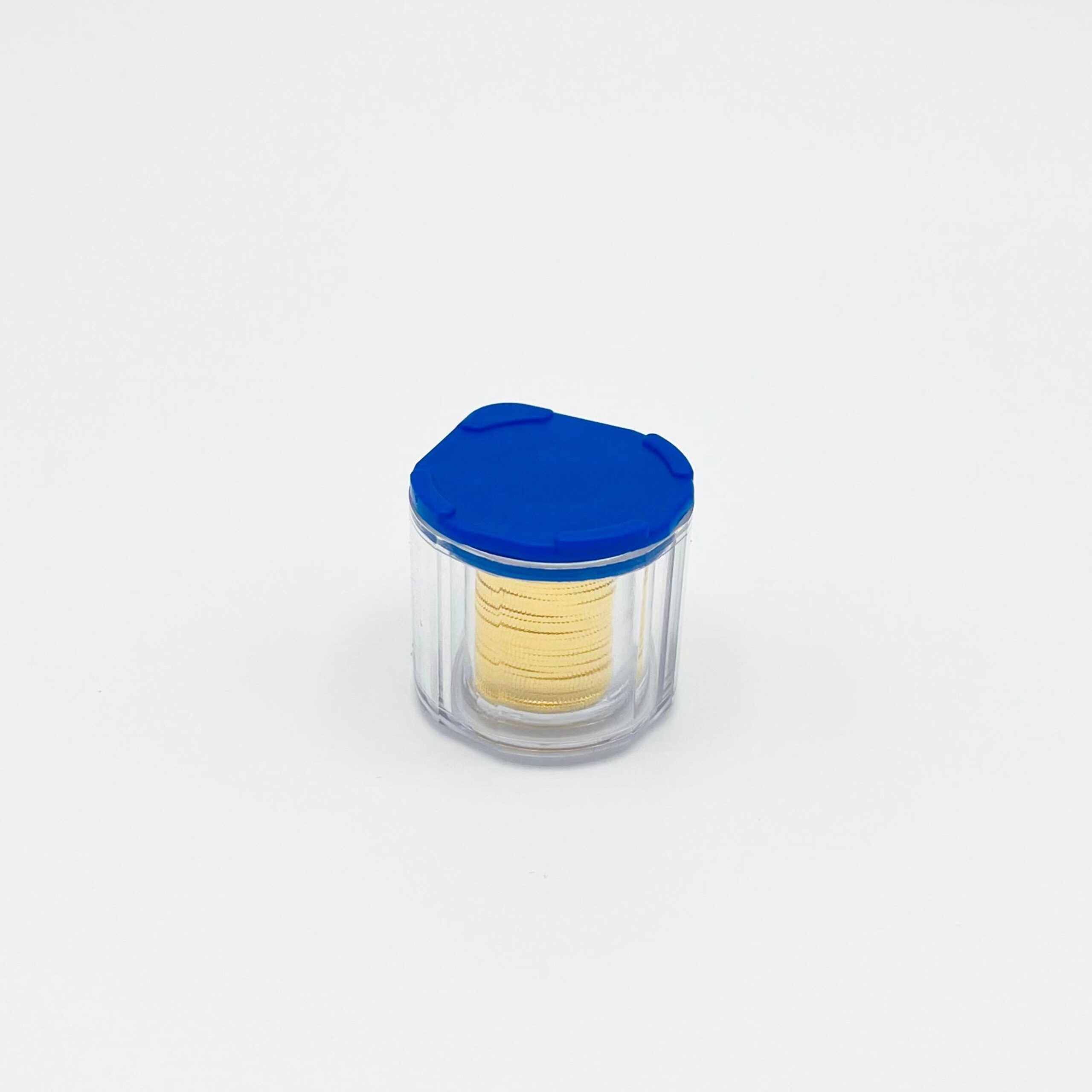 Kleines Tube aus Plexiglas mit blauem Deckel gefüllt mit 25 Stück "4Bayern Thalern" - vor weißem Hintergrund.