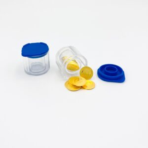 Kleines Tube aus Plexiglas gefüllt mit 25 Stück "4Bayern Thalern" - ausgekippt vor weißem Hintergrund. Daneben Deckel und ein leeres Tube.