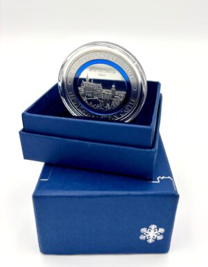 Winter Thaler in Silber, Motiv Neuschwanstein, mit blauem Polymerring. In geöffneter Blauer Box vor weißem Hintergrund.