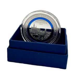 SIlber Winter Thaler in Kapsel in blauer Box vor weißem Hintergrund