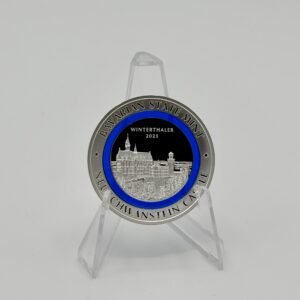 Ein Winter Thaler aus Silber vor weißem Hintergrund, Motiv Schloss Neuschwanstein