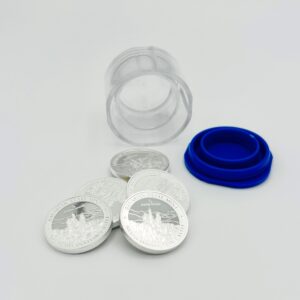 6 Bayern Thaler liegen vor einem geöffnetem Tube mit blauem Deckel. Anlagesilber vor weißem Hintergrund.