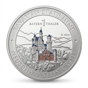 1 Bayern Thaler in Silber vor weißem Hintergrund. Motiv Schloß Neuschwanstein, Teilcoloriertes Dach in blau und Tor in rot.