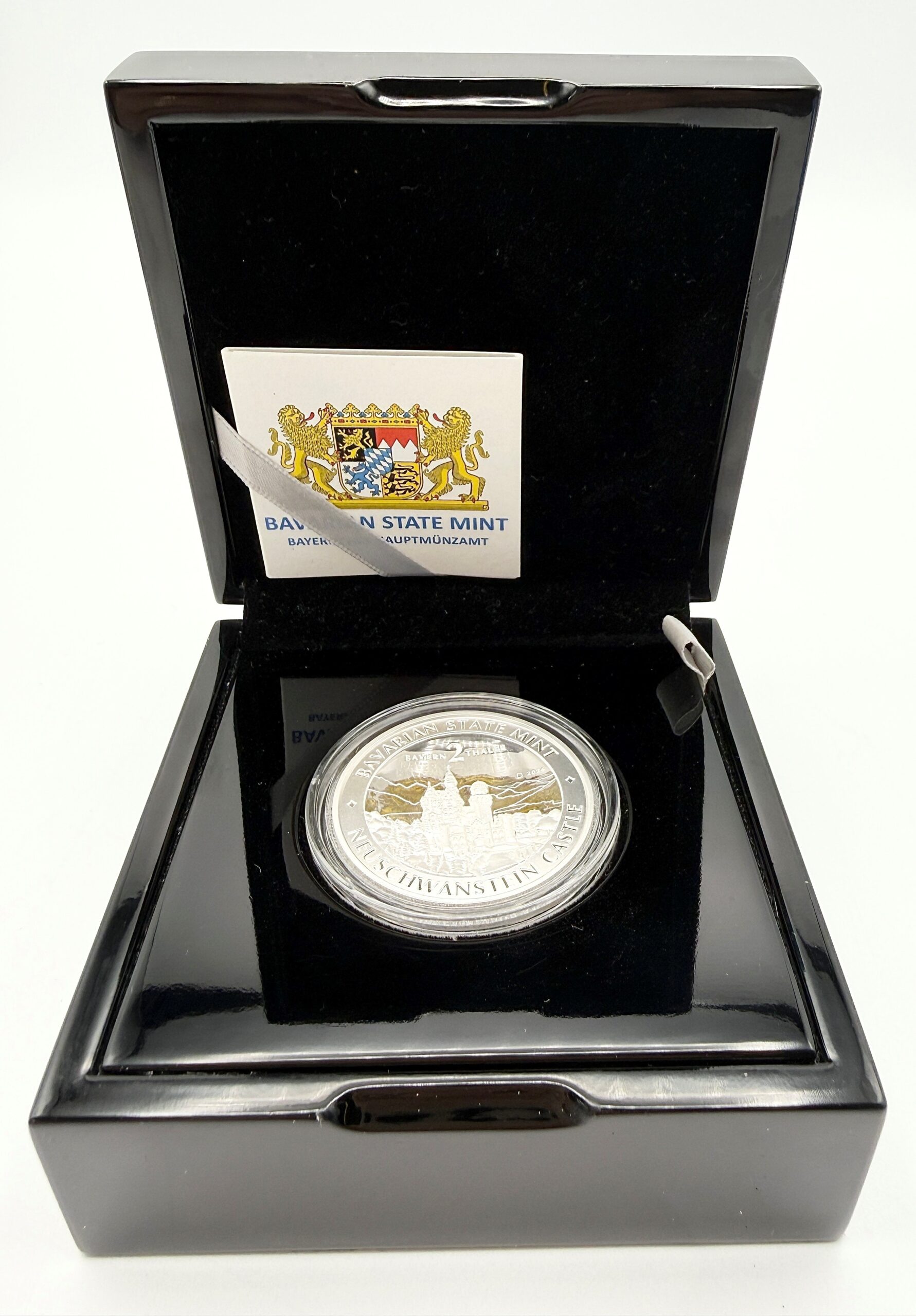 Bayern Thaler High Relief 2026 in Kapsel im schwarzen Etui.