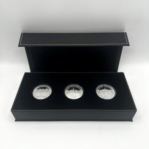 Etui schwarz für 3 Medaillen, Schwarzes Etui mit schwarzer Schaumstoff-Einlage, passend für 3 gekapselte Medaillen mit 40mm Durchmesser.