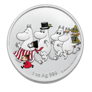 Silbermünze vor weißem Hintergrund. Auf der Münze läuft die gesamte Moomin Familie von rechts nach links. Die geprägten Figuren sind zudem in Farbe bedruckt,